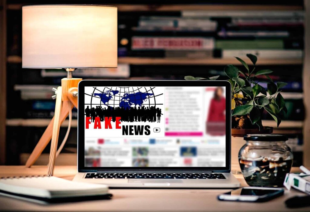 Las fake news aparecen en redes sociales y medios online.