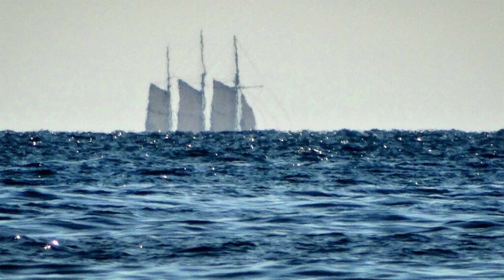 Velero en el horizonte - jodeos terraplanistas