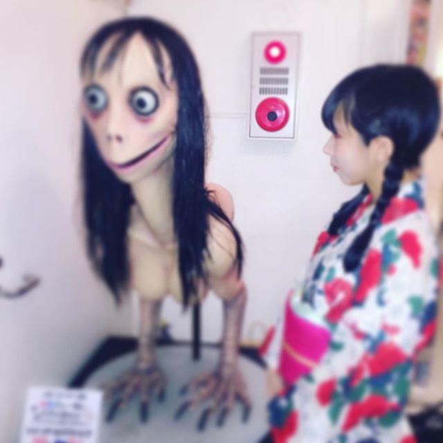 Momo en la exposición en la que se dio a conocer.