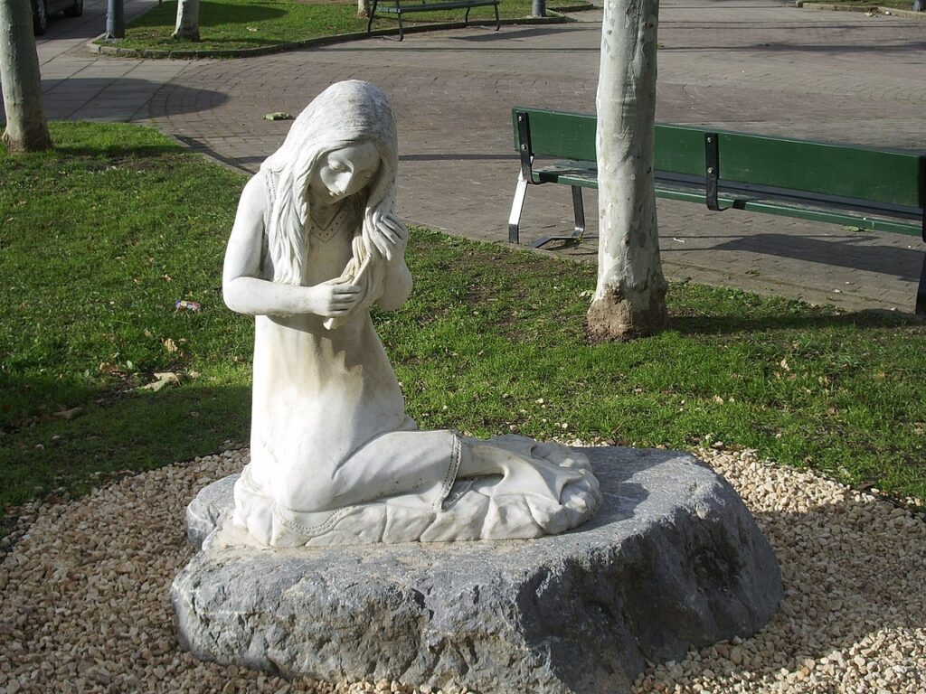 Escultura de una lamia en Mondragón