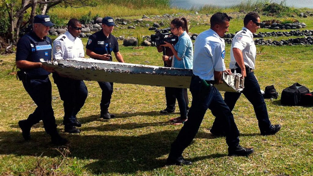Flaperon perteneciente al vuelo MH370 desaparecido que fue encontrado en la isla de Reunion